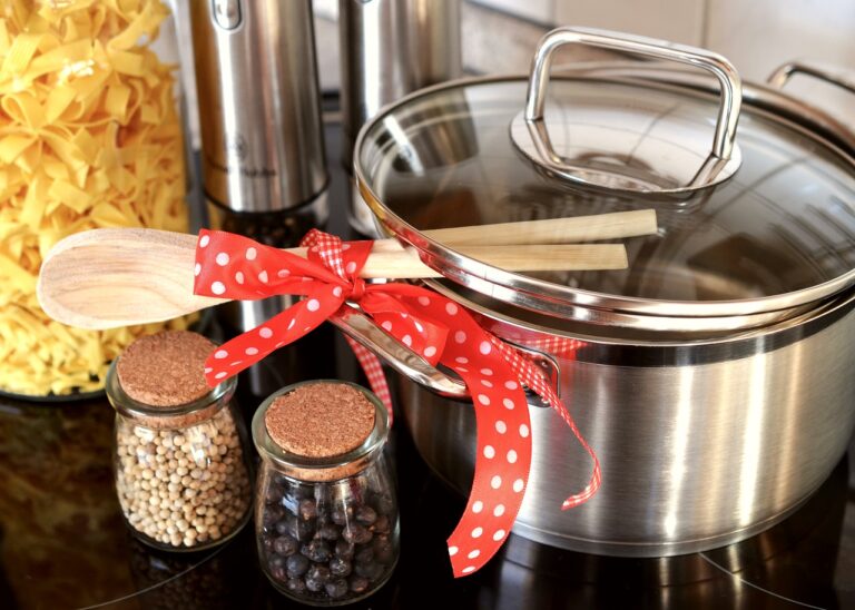 Kitchen pot with bottles display